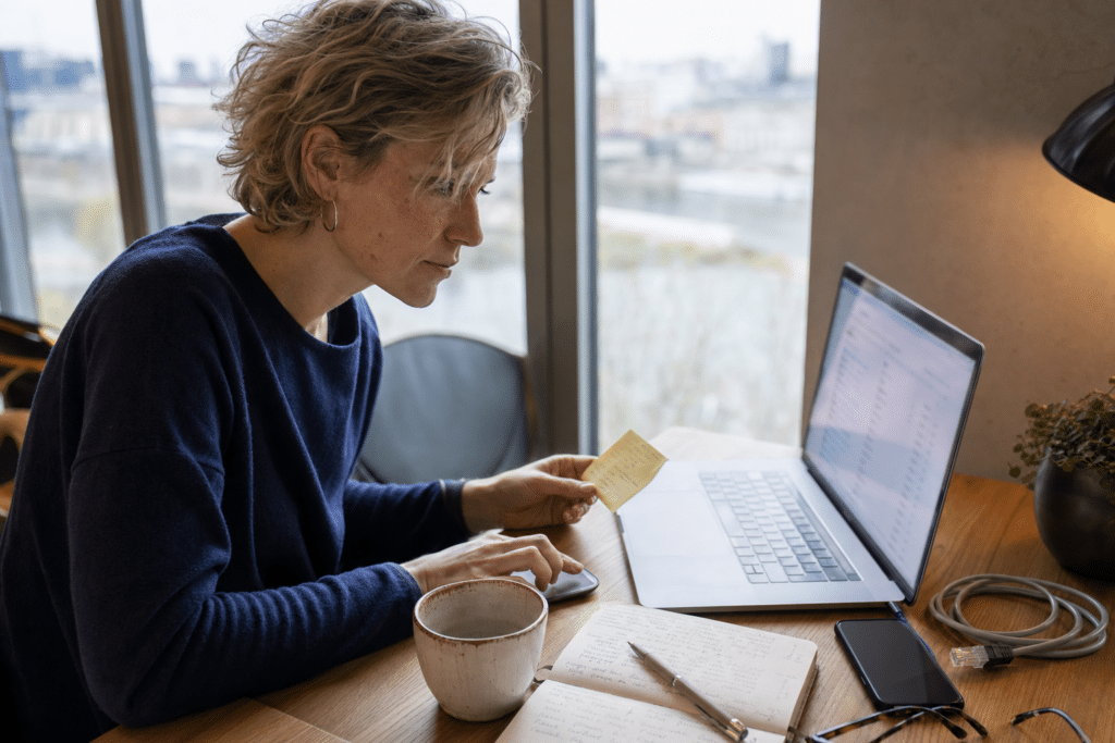 Kisvállalkozó nő coworkingben laptopján eladó domain nevek kutatása